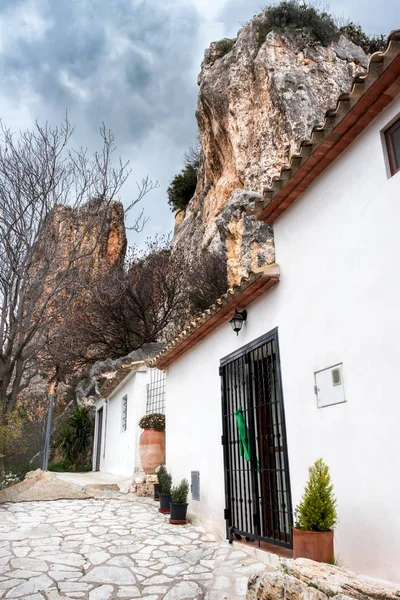 Casas blancas residenciales entre las rocas en la ciudad provincial de Guadalest, España —  Fotos de Stock