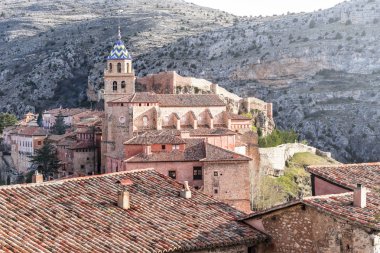 Albarracin, İspanya 'nın en muhteşem şehirlerinden biri olan dağlarda bir ortaçağ şehri.
