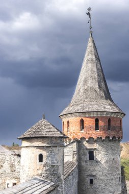 Sonbahar gökyüzünün arka planında bulunan eski bir şatonun taş kulesi, Kamenetz-Podolsk, Ukrayna
