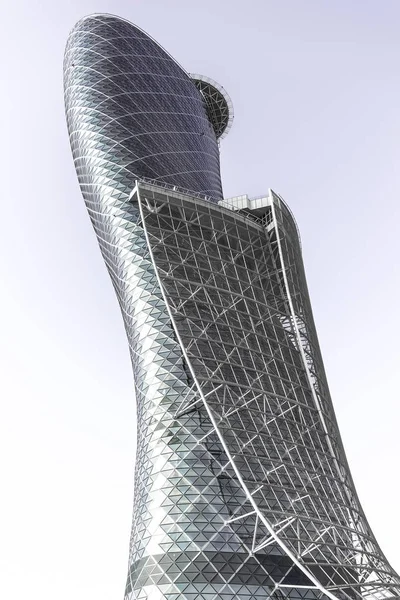 Capital Gate - одно из самых высоких зданий в городе, Абу-Даби, Объединенные Арабские Эмираты — стоковое фото