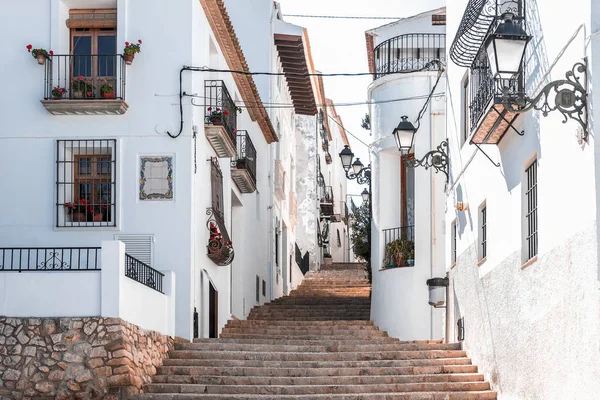Tepelerde kar beyazı bir güney kasabasının caddesi, Altea, İspanya