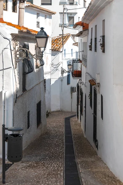 Paisaje urbano. Acogedora calle provincial de un pueblo costero. Altea, España — Foto de Stock