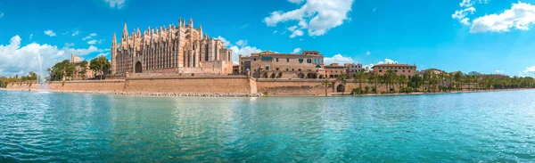 Panorama of the promenade of Palma de Mallorca. The Cathedral of Santa Maria of Palma, Spain — Stock Photo, Image