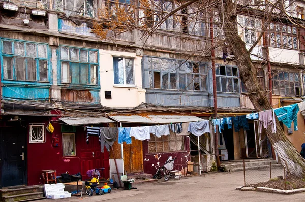 Çamaşırhane clothesline üzerinde kurutma ile otantik avlu. Odessa Ukrayna eski otantik avlusunda. Vintage windows ve clothesline üzerinde çamaşır kurutma ile geleneksel ev. Odessa sahne