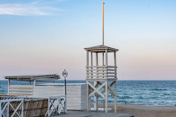 Tranquilo Paisaje Marino Con Torre Salvavidas Madera Blanca Paisaje Costero — Foto de Stock