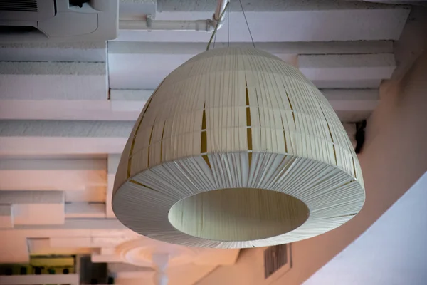 ミニマルスタイルの天井ランプのシンプルな白いランプシェード テクスチャ付き木製の板の背景に幾何学的な ストライプのテクスチャーの木製の背景を持つ幾何学的な形状のシャンデリア 室内照明 — ストック写真