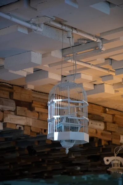 Φωτιστικό Που Φτιάχτηκε Από Λευκό Βαμμένο Ξύλινο Κλουβί Πουλιών Κοντινά — Φωτογραφία Αρχείου