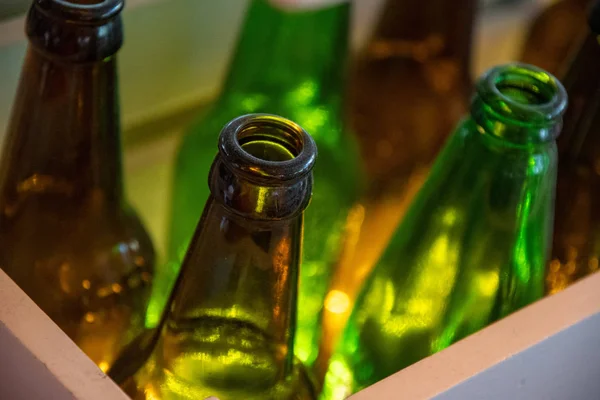 Flaschendeckel Und Flaschenhals Nahaufnahme Einer Leeren Braunen Glasflasche Vordergrund Grelle — Stockfoto