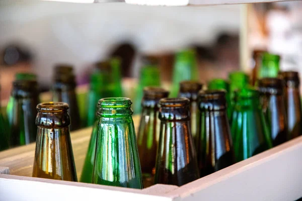 Reihen Offener Glasflaschen Mit Unscharfem Hintergrund Glühend Klare Glasflaschendeckel Grüne — Stockfoto