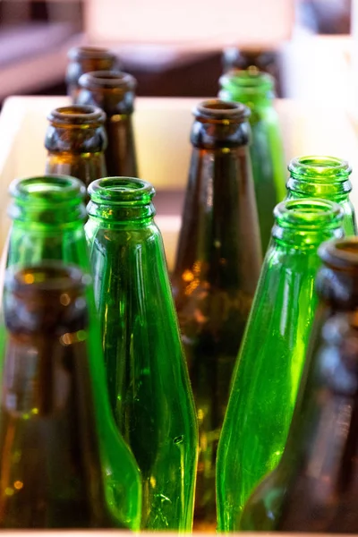 Grüne Und Braune Glasflaschendeckel Viele Leere Glasflaschen Polierte Saubere Glastextur — Stockfoto