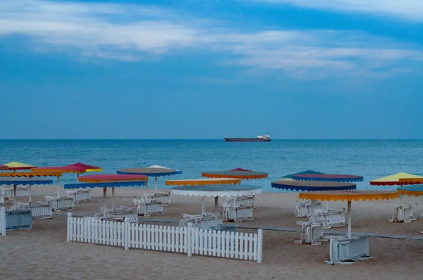 Seascape Nobody White Deck Chairs Stacked Colorful Beach Umbrellas Blue — Stock Photo, Image