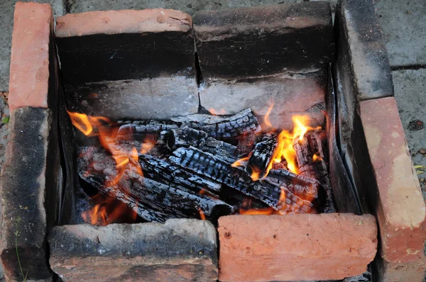 Bois Chauffage Craquelé Fumant Avec Des Flammes Couleur Orange Parmi — Photo