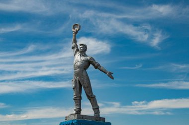 Gökyüzü arka plan ile güçlü poz işçi Sovyet sanat heykeli. Ukrayna'nın Odessa kırsalSosyal gerçekçilik anıt. Sosyal-Gerçekçiliğin anıtsal heykeli. Eli yukarı yükselen bir adam heykeli. İşçi ve Kolkhoz Kadın heykel tarzı.