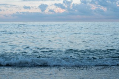 Gökyüzünde güzel leylak bulutlar ile mavi günbatımı akşam yaz alacakaranlık sahil şeridi. Karadeniz kıyılarının deniz manzarası. Sallanan deniz ıslak plaj kum geliyor. Seyahat manzarası. Sakin deniz manzarası. Yaz tatili 