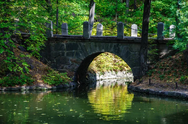 Alte Steinbrücke Mit Reflexion Der Ruhigen Wasseroberfläche Des Sees Ziegelsteinbogen — Stockfoto