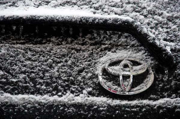Odessa Ukraina 2014 Bil Emblem Täckt Med Korn Vit Snö — Stockfoto
