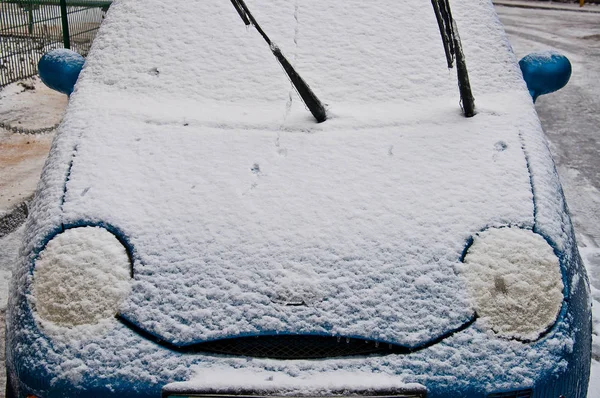 Blå Bil Täckt Med Vit Snö Och Ser Som Leende — Stockfoto