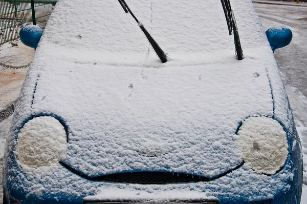 Coche Azul Cubierto Nieve Blanca Parece Una Sonrisa Escena Invierno — Foto de Stock