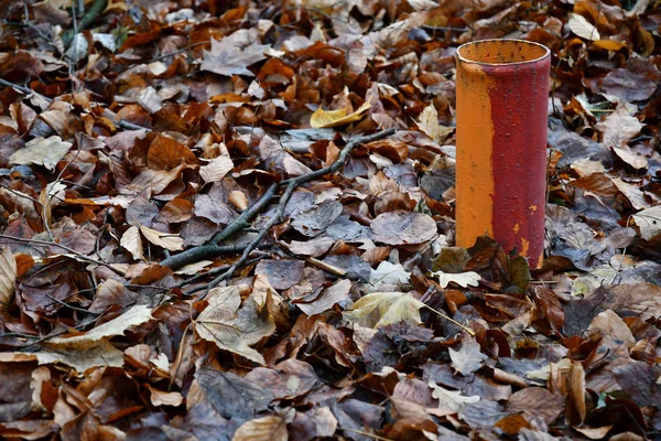 Pintado Vermelho Laranja Cores Tubo Metal Entre Folhas Outono Coberto — Fotografia de Stock