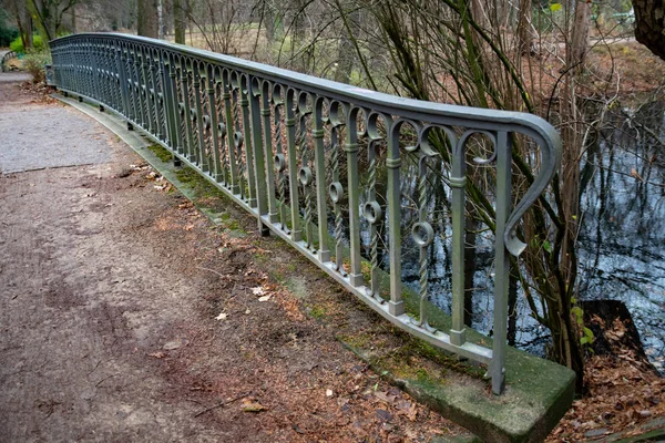 Zabytkowe Ozdobne Metalowe Balustrady Ogrodzenia Starego Mostu Pobliżu Stawu Parku — Zdjęcie stockowe