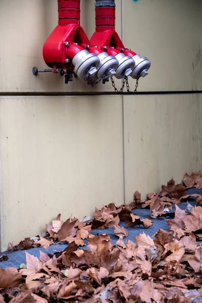 Μέταλλο Και Κόκκινα Φωτιά Υδραϋλο Βρώμικο Τοίχο Καστανά Φύλλα Σφενδάμου — Φωτογραφία Αρχείου