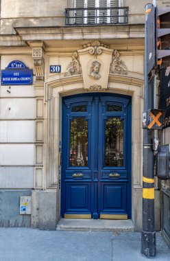 Paris / Fransa - 06 26 2019: Barok binanın kaprisli fretwork ile dekore vintage mavi kapı. Paris Fransa'nın zarif mimarisi. Antik ait binanın dış detayları. Fransız sokak cepheleri.