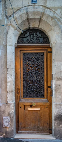 Porta Madeira Velha Com Grade Metal Ornamental Sob Arco Pedra — Fotografia de Stock