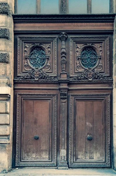 法国巴黎的建筑 古董建筑外墙 法国街面 古色古香的双门门 有华丽的雕刻木板和门窗在巴黎法国 卢浮宫巴洛克式建筑的复古门廊 — 图库照片