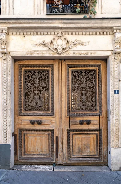 Entrada Porta Dupla Envelhecida Edifício Antigo Paris França Porta Madeira — Fotografia de Stock