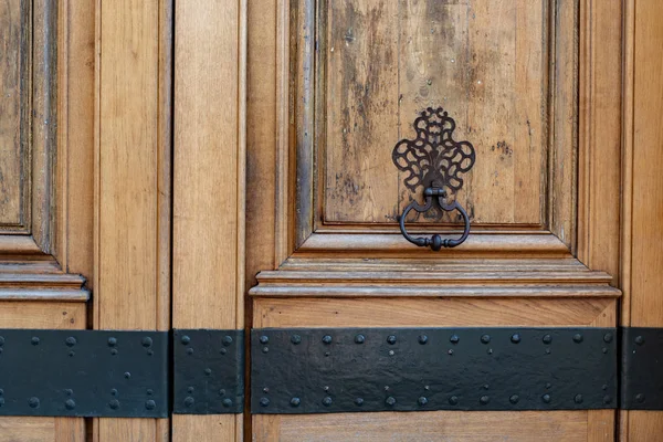 Paris Fransa Yaşlı Ahşap Kapı Antik Süslü Metal Tokmak Eski — Stok fotoğraf