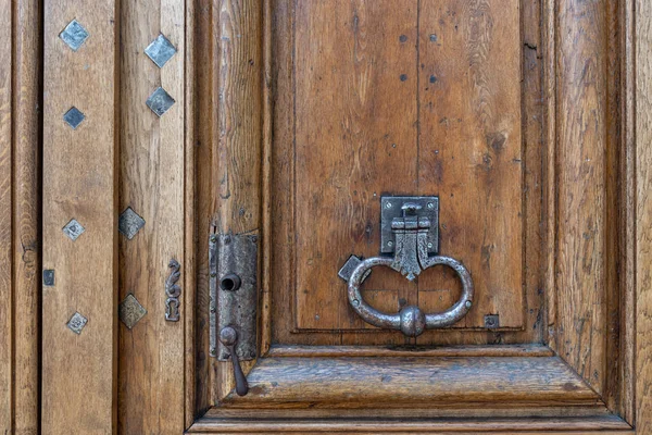法国巴黎古董木门的装饰黄铜敲门器 靠近钥匙孔的金属菱形细节和老化门特写的木材纹理 古门板的风化木表面 — 图库照片