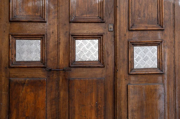 Винтажная Деревянная Дверь Вставными Дверными Панелями Грубыми Металлическими Пластинами Вместо — стоковое фото