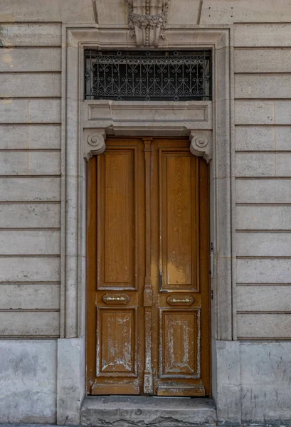 Entrada Porta Rasca Edifício Antigo Paris França Porta Madeira Antiga — Fotografia de Stock