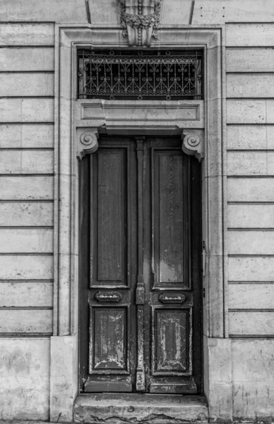 Schwarz Weiß Foto Schäbige Tür Eingang Eines Alten Gebäudes Paris — Stockfoto