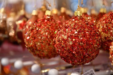 Muhteşem parıltılı kırmızı ve altın soğan. Fairytale Noel ağacı süsleri closeup. Tatil dekoru. Noel süsleri. Berlin Almanya'da Noel pazarı. Yeni yıl kutlaması. Noel arifesi ruh hali.