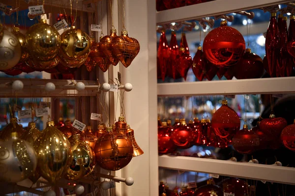 Decoração Natal Lâmpadas Vidro Dourado Vermelho Brilhantes Ornamentos Natal Estão — Fotografia de Stock