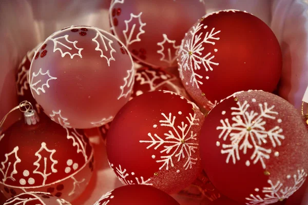 Rote Glühbirnen Mit Weißem Schneeflockenmuster Fröhliche Und Helle Christbaumschmuck Nahaufnahme — Stockfoto