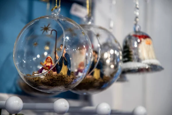 Прозрачные Стеклянные Лампочки Диорамой Рождественской Сцены Внутри Красивые Новогодние Украшения — стоковое фото