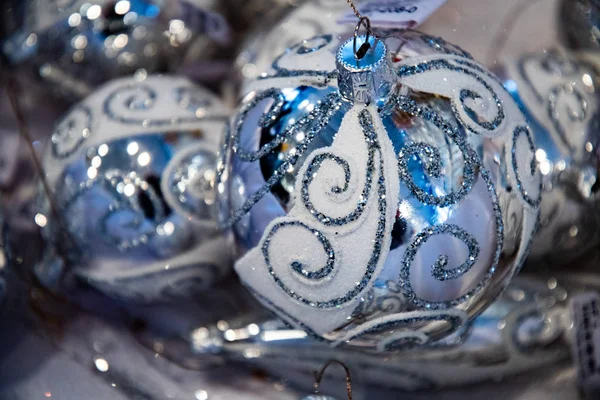 Weiße Und Blaue Glühbirnen Mit Glitzerndem Frostigen Wirbelmuster Märchenhafter Christbaumschmuck — Stockfoto