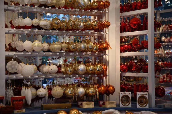 Ряды Белых Золотых Красных Традиционных Рождественских Украшений Виде Стеклянных Шариков — стоковое фото