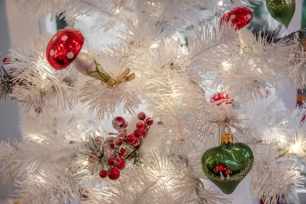 Weihnachtlicher Hintergrund Mit Weißen Tannenzweigen Leuchtend Warmen Weihnachtslichtern Rotem Und — Stockfoto