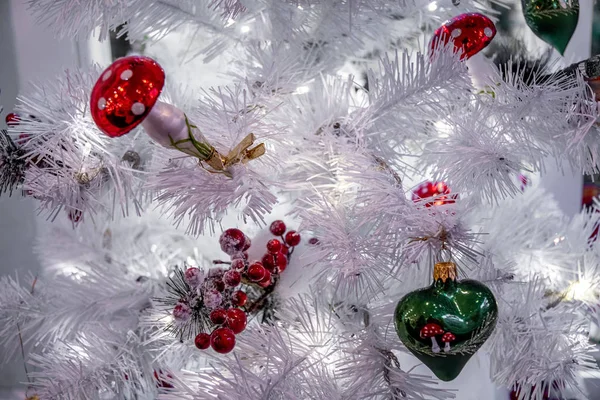 Vakantie Achtergrond Met Witte Kunstmatige Fir Takken Glanzende Kerstverlichting Rood — Stockfoto