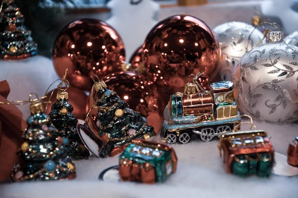 Traditionele Glazen Kerst Ornamenten Vormen Van Groene Kerstboom Rode Trein — Stockfoto