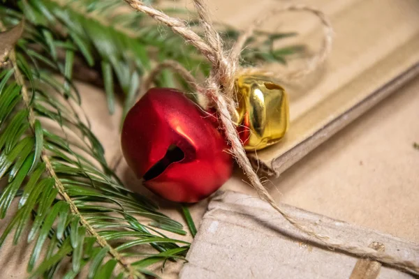 Блестящие Маленькие Красные Золотистые Металлические Рождественские Колокольчики Соединенные Грубой Бечевкой — стоковое фото