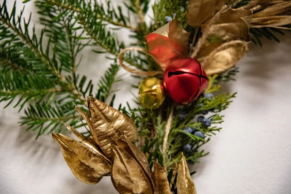 Детали Традиционного Зимнего Венка Еловых Ветвей Покрашенных Золотом Коробок Physalis — стоковое фото