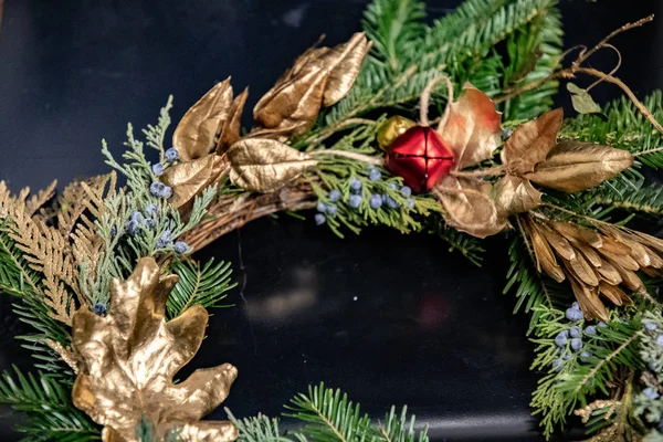 Χριστουγεννιάτικο Στεφάνι Κατασκευασμένο Από Πράσινα Κλαδιά Δέντρων Κωνοφόρων Και Χρυσαφένια — Φωτογραφία Αρχείου