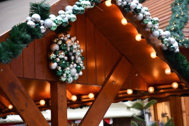 Çatı gümüş yeşil Noel topu çelenk ve retro tarzı cam ampuller altın Noel ışıkları ile dekore edilmiştir. Berlin Almanya'daki Noel fuarında pavyon yeni yıl aydınlatmaları