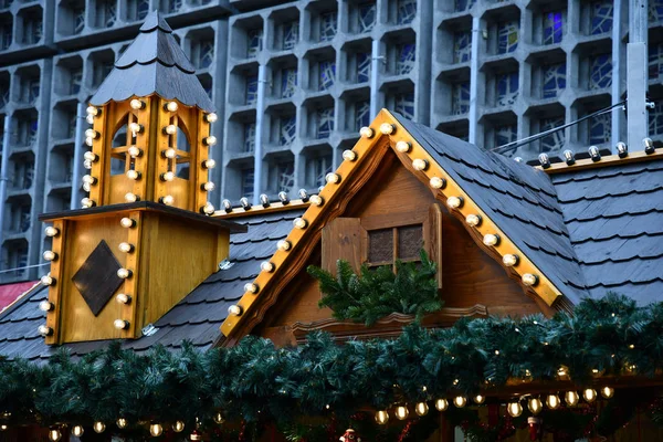 옥상은 화환과 복고풍 스타일의 전구의 크리스마스 조명으로 장식되어 있습니다 베를린 — 스톡 사진