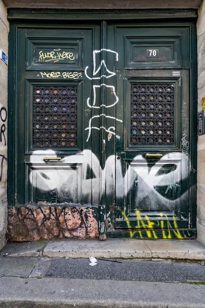 Porta Madeira Velha Pintada Cor Verde Escuro Danificada Por Tintas — Fotografia de Stock