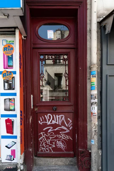深红色阴影红色彩绘木门 玻璃窗和玻璃表面模糊反射 古董门被白色油漆破坏 2019年6月26日 — 图库照片